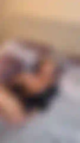 Glissant ma robe et me frottant partout avant que tu me rejoignes.