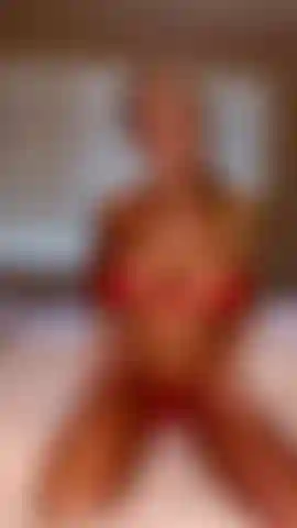 Déballe-moi comme un cadeau de noël et regarde-moi me doigter jusqu'à ce que je jouisse pour toi.