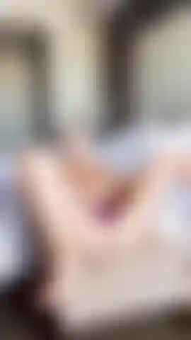 Baise-moi avec mon jouet pendant que je frotte mon clitoris, regarde-moi jouir fort et goûte.