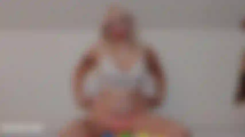 Gâteau d'anniversaire fracassé.