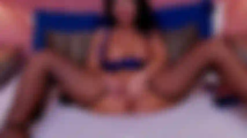 Je doigte ma chatte humide.