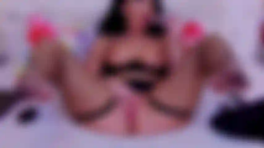 Jeu de chatte et travail de pieds en résille !