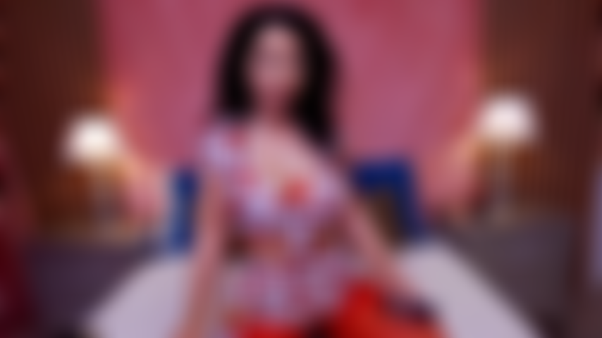 Le cul en l'air, la chatte ouverte.