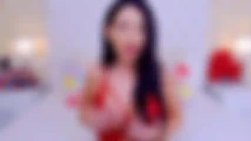 Une brune aux gros seins qui taquine et joue.