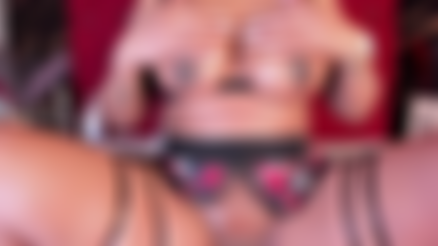 Touche-moi, seins et chatte.