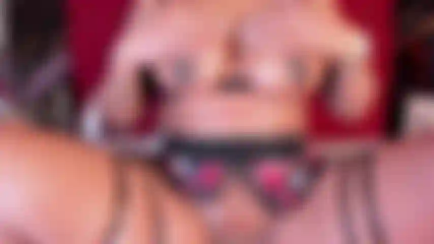 Touche-moi, seins et chatte.