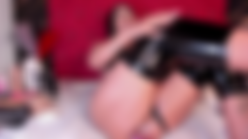 Caresse mes jambes et finit dans la chatte.