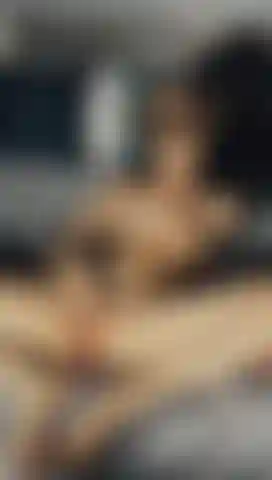 Une cow-girl chaude qui mouille sa chatte pour toi !
