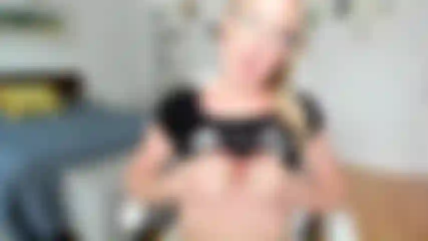 Me goûtant après avoir éjaculé sur mon gode.