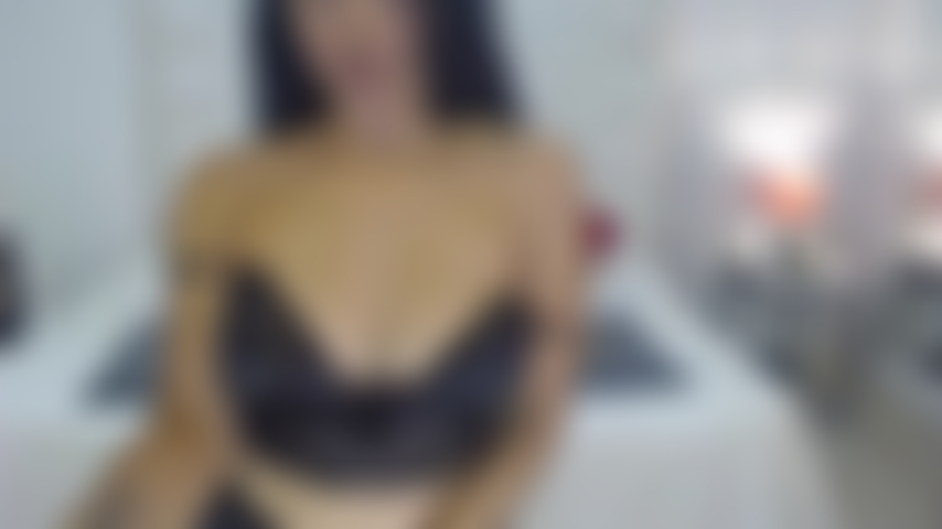 Rencontre intime : la chevauchée passionnée d'une femme nue avec un appareil de plaisir.
