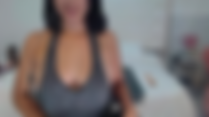Joue avec mes seins et pénètre-moi.