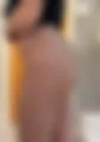 Debout avec les fesses bien en vue de dos + en train de se pencher.
