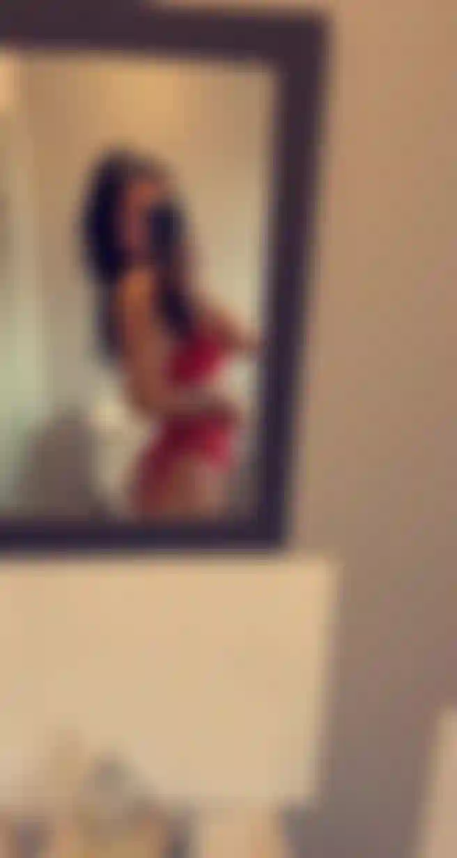 Vue du corps entier en lingerie rouge en dentelle, visage inclus x.
