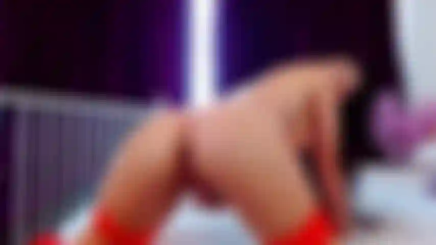 Bellarey joue avec sa chatte, se masturbe, baise avec un gode et se doigte le cul et vous montre ses beaux trous.