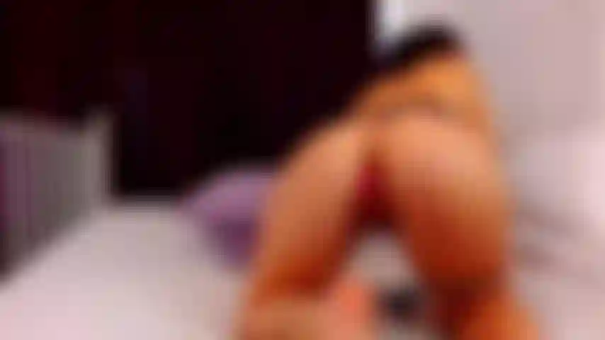 Bellarey se frotte la chatte et se doigte. Regarde sa douce chatte qui attend ton sperme chaud !