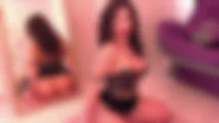 Vue parfaite avec la chaude étudiante bella ! Je parle profondément et grossièrement.