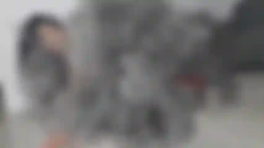 Fumeuse chaude ! Bella te taquine avec ses courbes parfaites !