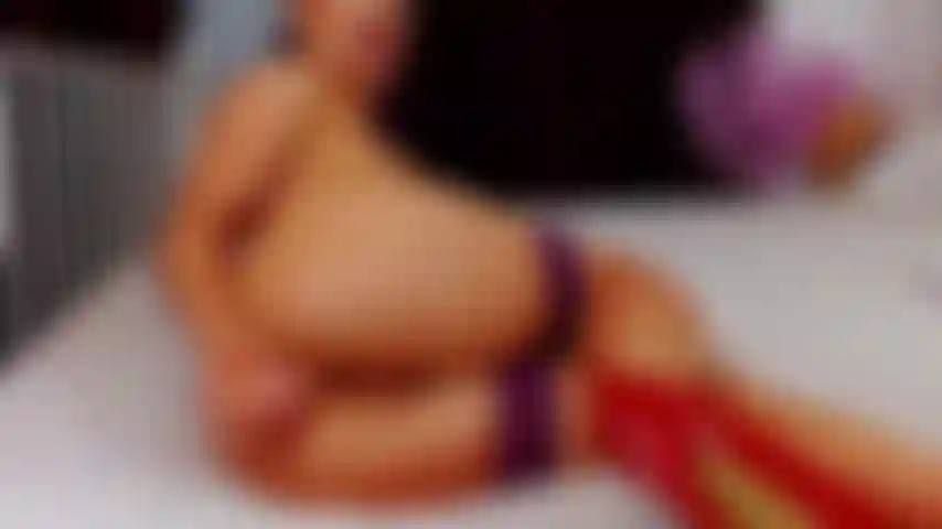 Bellarey baise son cul avec un gros gode.