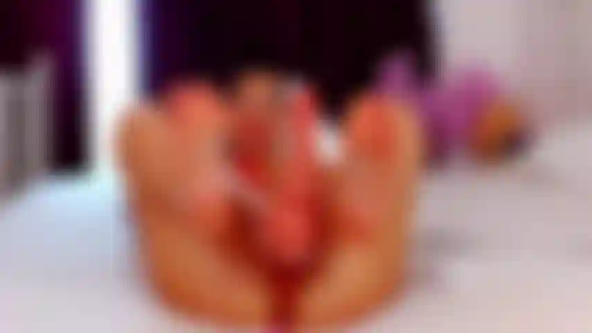 Bellarey branle ta bite avec ses pieds lisses et sexy et les huile!