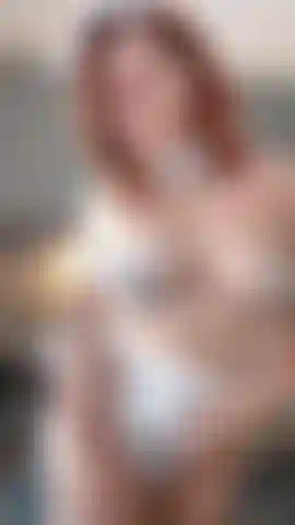 Cow girl bella (avec des chaussettes hautes) vous offre un strip tease sensuel.