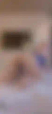 Le cul rebondit sur le lit.