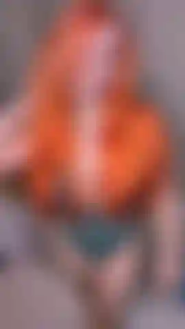 Une rousse coquine se penche sur son bureau pour toi.