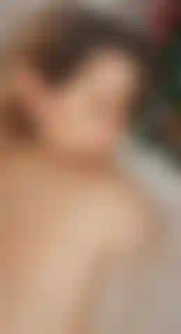 Bella nue pov penchée près de l'arbre de noël. Tu glaces son cul avec ta charge.