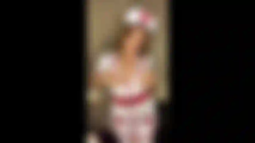 L'infirmière bella se déshabille pour que tu te sentes mieux.