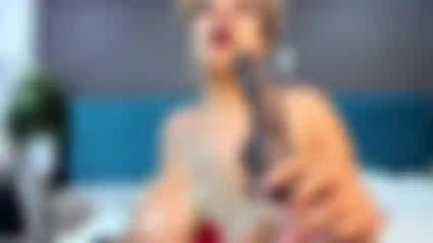 Gorge profonde très sale et bâclée, fessée aux seins.