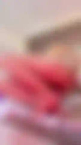 Goûte ma chatte juteuse, mange l'instant et fais aller mes doigts à la vitesse la plus rapide, j'aime quand tu touches ma chatte chaude et me fais gémir.