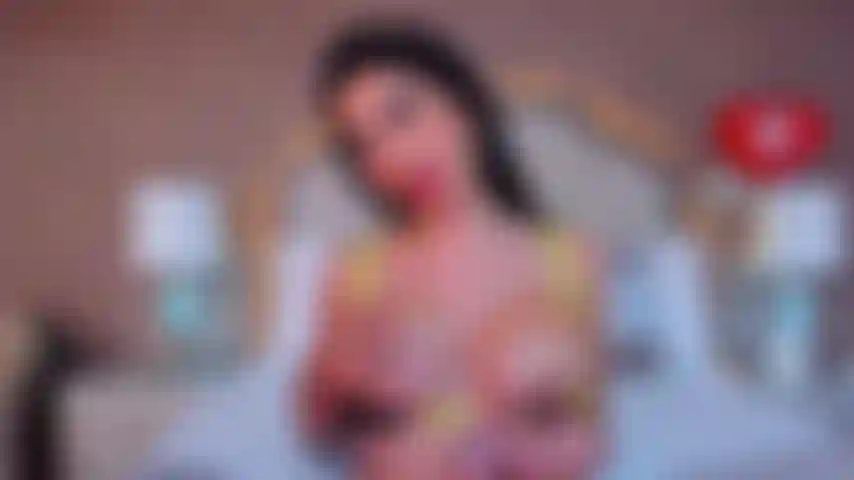 J'adore sucer ta bite et les serrer entre mes seins juteux m'excite.