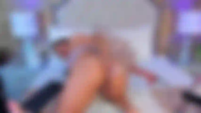 Viens me regarder me défoncer le cul en pensant à ta bite.