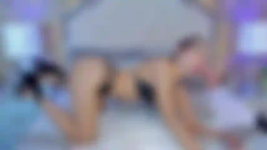 Tu aimes la façon dont je me penche pour te sucer la bite avec ces talons sexy si sensuels et chauds qu'ils te rendront vraiment dur et que tu voudras exploser vite.