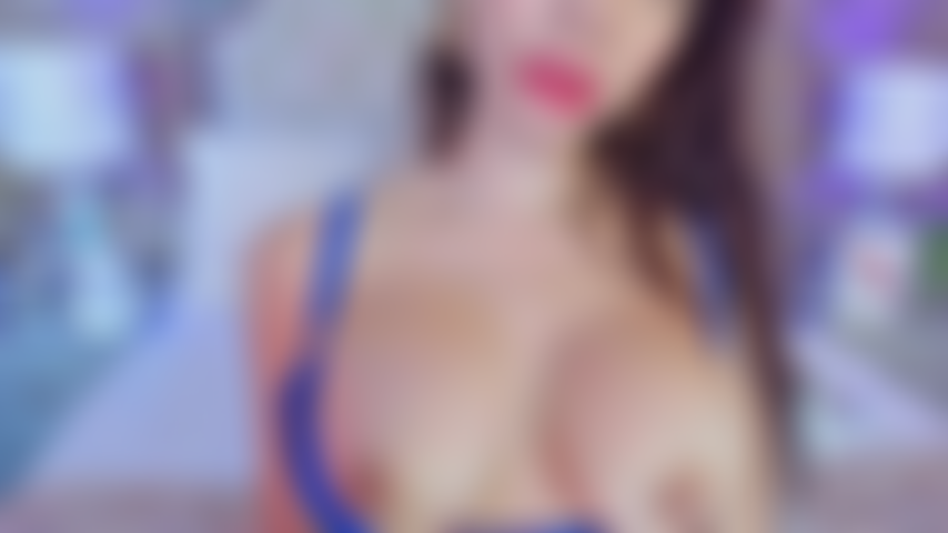 Mes gros seins sur ton visage, la chaleur est si grande que ta bite deviendra si dure que j'aime ça et ça me rend excitée, prête à ce que tu me baises.