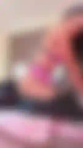 Je chevauche ta bite bébé, regarde comment mon gros cul rebondit sur ta bite.