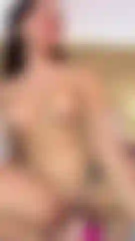 Regarde-moi et laisse le désir te consumer pendant que je te montre ce que je peux faire.