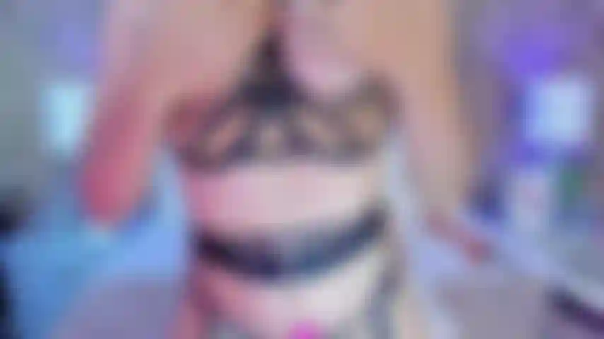 Je vais commencer à frotter mes seins contre toi, à te regarder pendant que tu deviens vraiment dur juste en les sentant et quand tu ne peux plus le supporter, ma chatte trempée veut être baisée jusqu'à ce que tu me fasses gémir de plaisir.