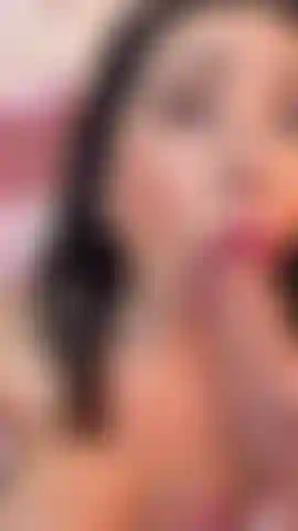 Je suce ta bite géante avec ma gorge profonde.