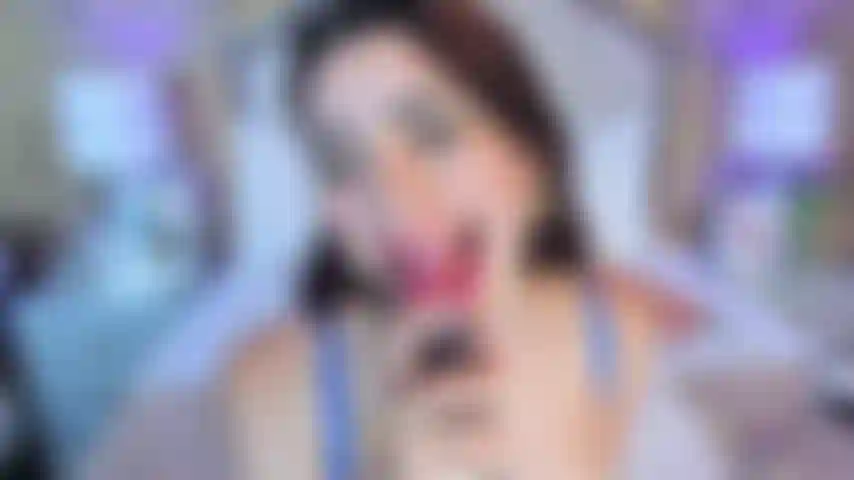 Mes douces lèvres sur ta bite, je veux la sentir très fort pour que tu puisses baiser et exploser sur mes gros seins.