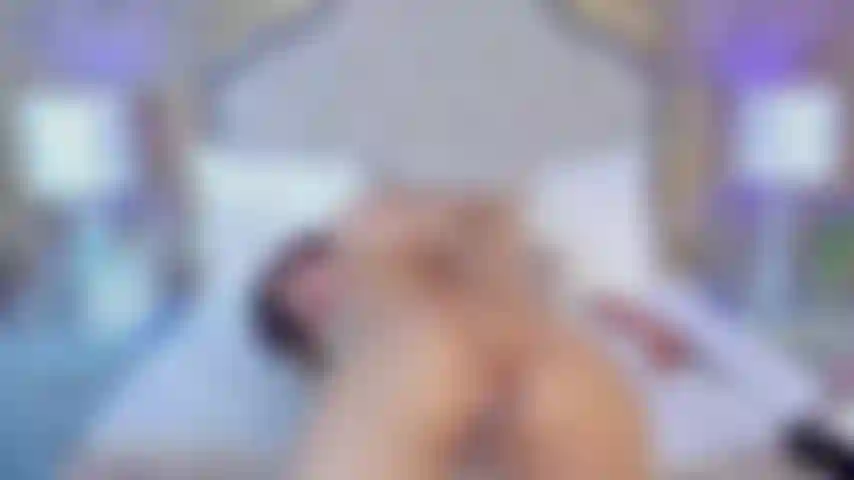 Mon cul ouvert et en levrette mes doigts se lubrifient pour sentir enfouir ta bite dedans, très profondément et sans limites.