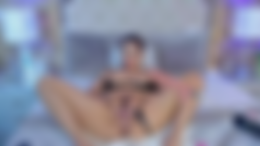 Ouverte et humide juste pour toi, mes doigts ouvrent chaque lèvre de ma chatte, jouent avec son humidité, la sucent, puis la baisent jusqu'à ce que tu exploses dedans.