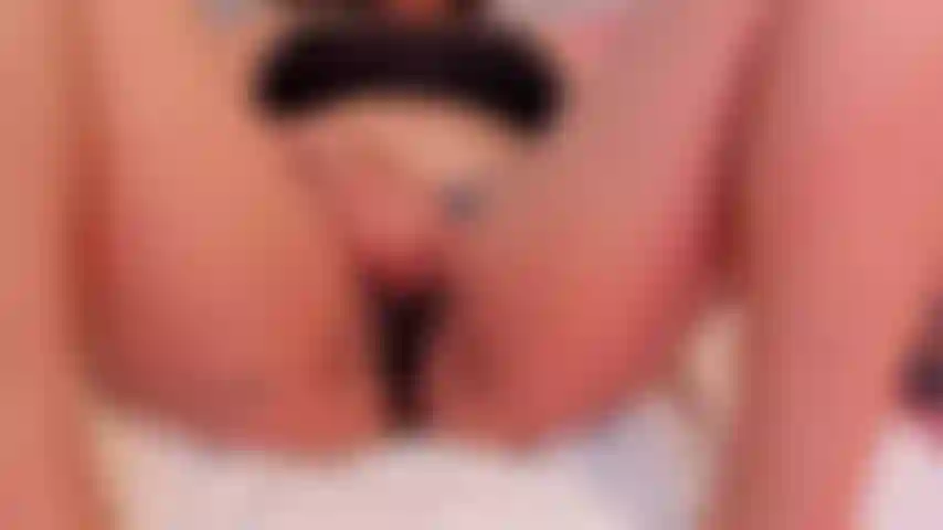 Ma chatte est si humide et chaude que j'ai besoin d'une bite comme la tienne pour m'atteindre l'extase.