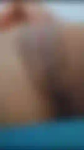 Je caresse ma chatte si riche que ça me donne besoin d'une bite bien dure pour me baiser.