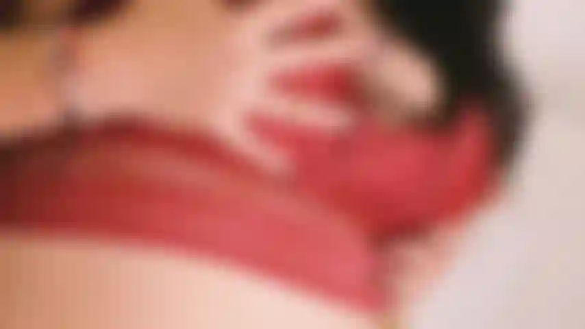 Fais-moi mouiller, déshabille-moi avec ton regard et amène-moi à l'orgasme.