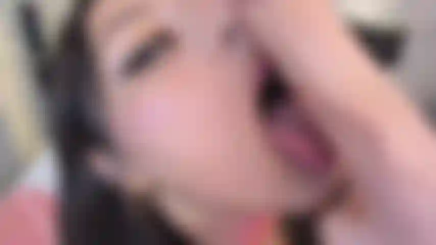 Profite de ma vidéo pendant que je suce ta bite profondément ððð.