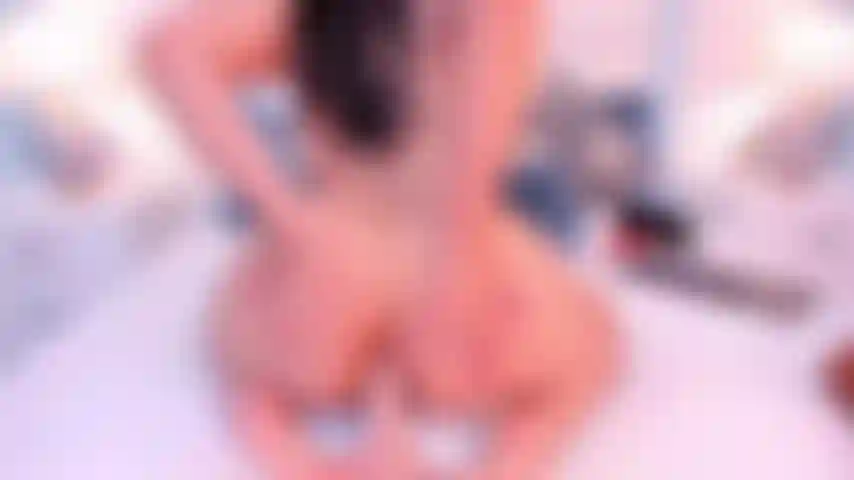 Je fais souffrir mon cul avec ce gode coincé dans mon trou du cul.