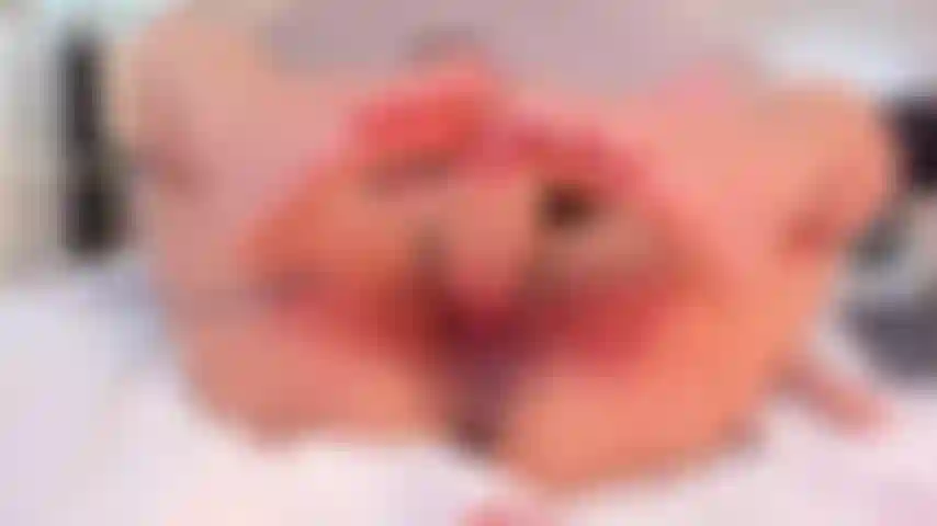 Tu ne peux pas rester sans voir ma chatte si mouillée pour toi.