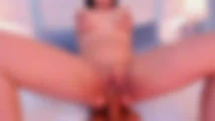 Pendant que je chevauche ta bite, mes seins rebondissent quand je le fais.