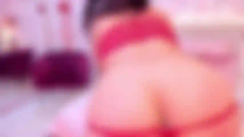 Je rebondis sur mon cul jusqu'à ce que je sois tellement excitée que je me donne une fessée jusqu'à ce que mon cul soit rouge.