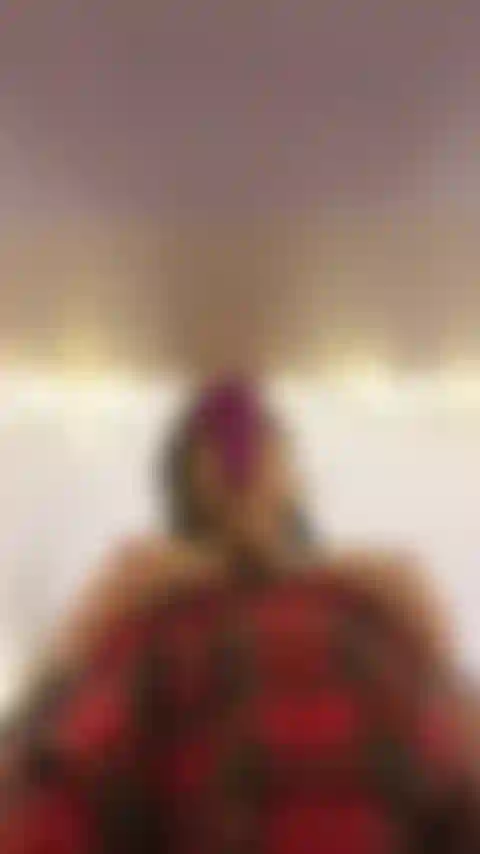 Cette chose a une ventouse ! Un pov amusant et sexuel de moi à genoux en train de sucer puis de soutenir ce truc et de chevaucher ce nouveau jouet. Beaucoup de sons wap juteux.